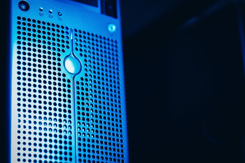 Detailopname van een serverfrontpaneel met blauw verlichte statusindicator